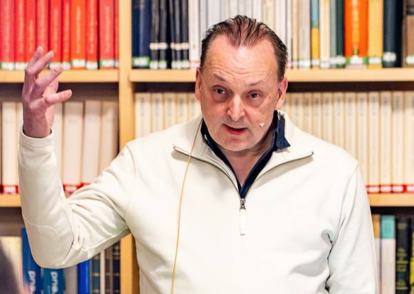 Roger Willoughby lecturing at the Freud Museum Vienna